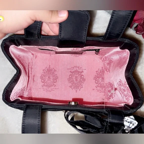 MY FLAT IN LONDON Quilted Bee Handbag